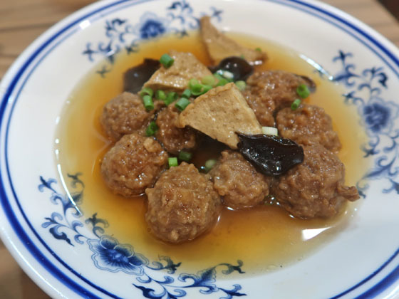 五の五 で 特大肉団子定食＾＾ |